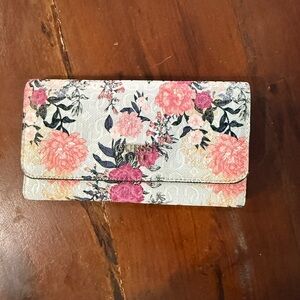 Guess Seraphina floral slim clutch wallet